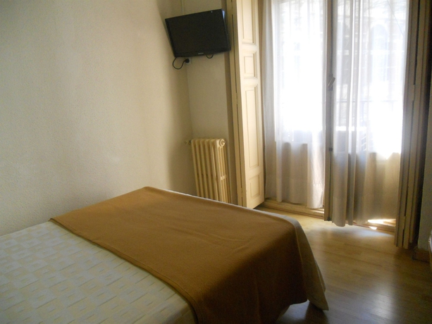 Imagen de la habitación del Hostal Olga, Madrid. Foto 8