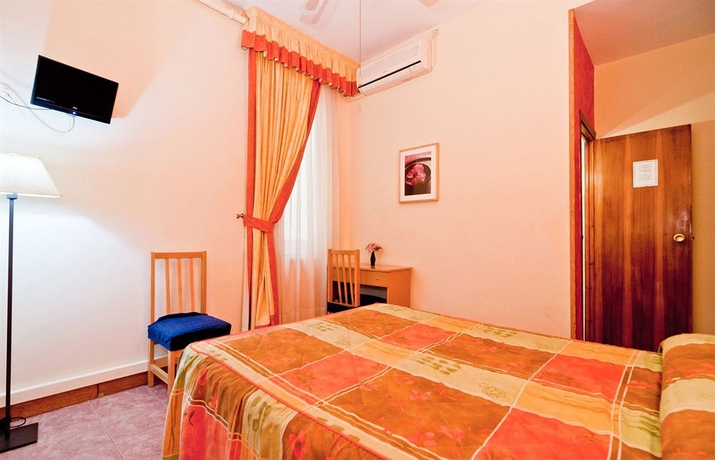 Imagen de la habitación del Hostal Oporto. Foto 9