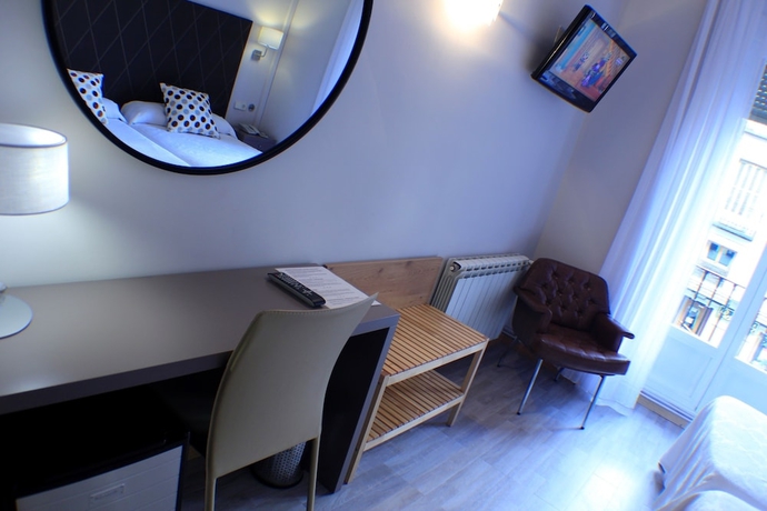 Imagen de la habitación del Hostal Oriente, Madrid. Foto 14