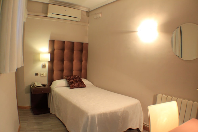 Imagen de la habitación del Hostal Oriente, Plaza de Oriente - &Oacute;pera. Foto 12