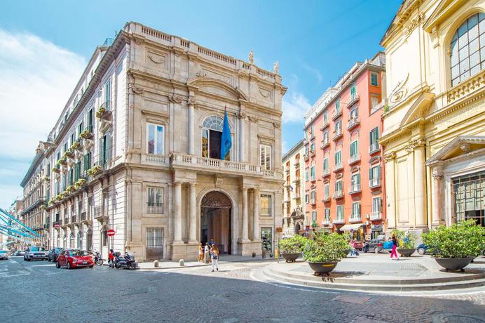 Imagen de los exteriores del Hostal Palazzo Doria Napoli. Foto 10