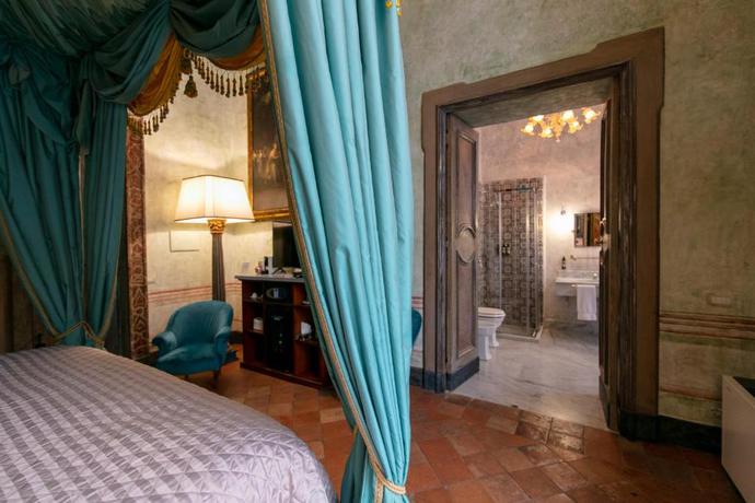Imagen de la habitación del Hostal Palazzo Doria Napoli. Foto 8