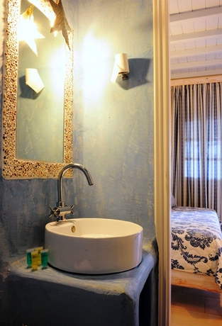 Imagen de la habitación del Hostal Panormos Village. Foto 4