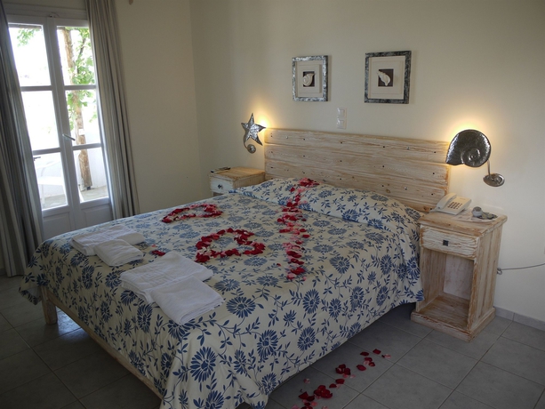 Imagen de la habitación del Hostal Panormos Village. Foto 7