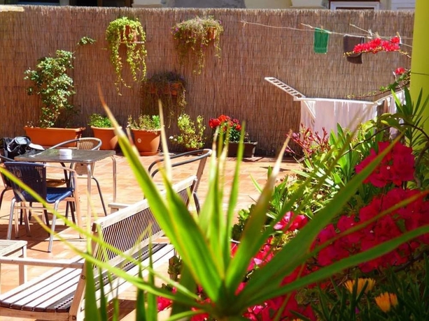 Imagen de los exteriores del Hostal Paraiso, Parallel. Foto 10