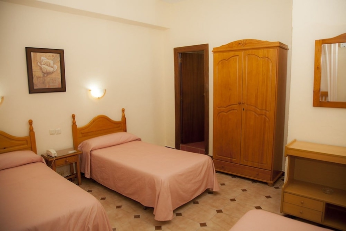 Imagen de la habitación del Hostal Par&iacute;s, La L&iacute;nea de la Concepci&oacute;n. Foto 3