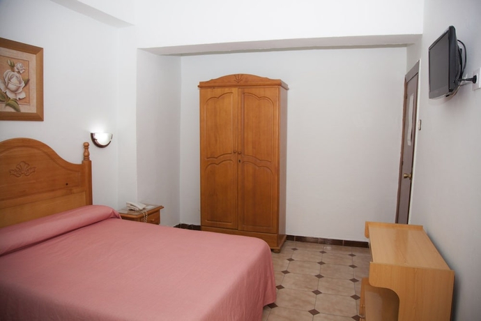 Imagen de la habitación del Hostal Par&iacute;s, La L&iacute;nea de la Concepci&oacute;n. Foto 6