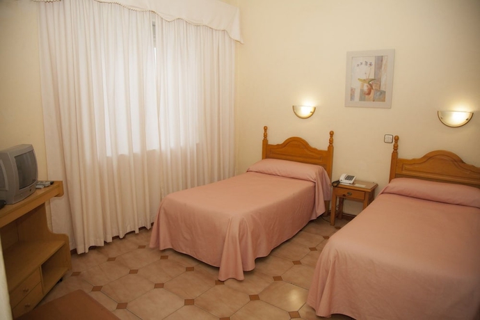 Imagen de la habitación del Hostal Par&iacute;s, La L&iacute;nea de la Concepcion. Foto 7