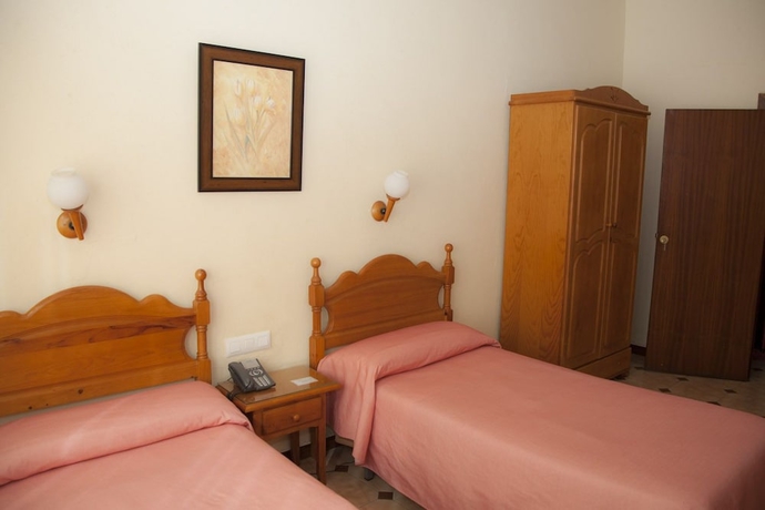 Imagen de la habitación del Hostal Par&iacute;s, La L&iacute;nea de la Concepcion. Foto 11