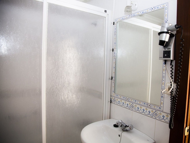 Imagen de la habitación del Hostal Par&iacute;s, La L&iacute;nea de la Concepcion. Foto 16