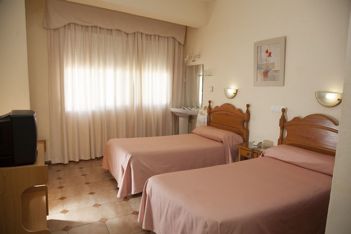 Imagen de la habitación del Hostal París, La Linea de la Concepcion. Foto 5