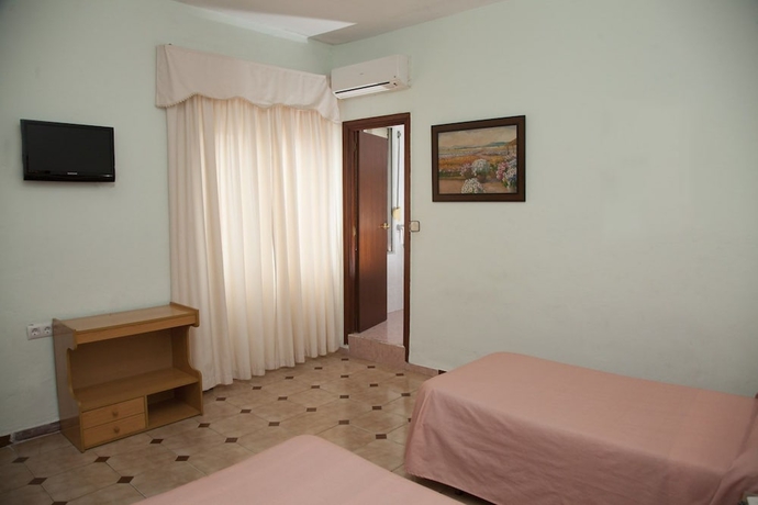 Imagen de la habitación del Hostal París, La Linea de la Concepcion. Foto 12