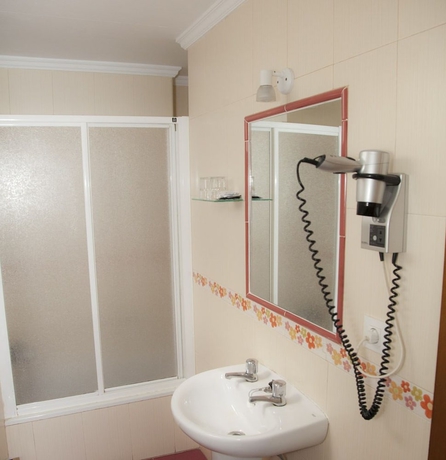 Imagen de la habitación del Hostal París, La Linea de la Concepcion. Foto 15