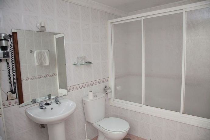 Imagen de la habitación del Hostal París, La Linea de la Concepcion. Foto 17