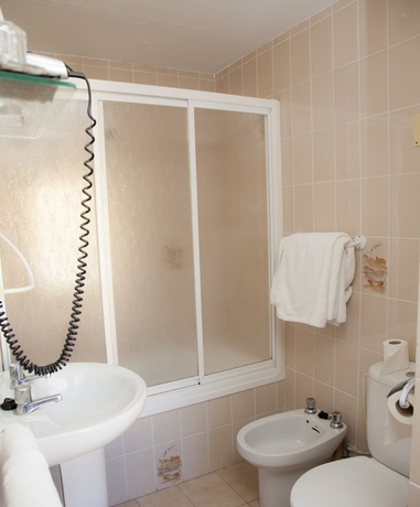 Imagen de la habitación del Hostal París, La Linea de la Concepcion. Foto 18