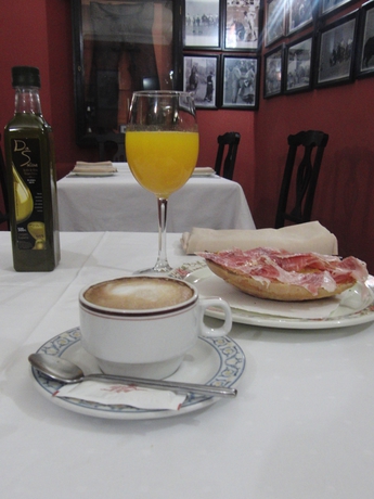 Imagen del bar/restaurante del Hostal Pechi. Foto 3