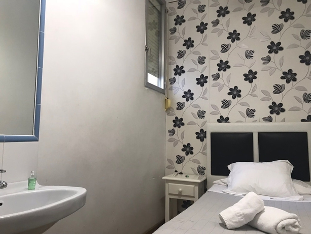 Imagen de la habitación del Hostal Pensión La Estrella. Foto 15