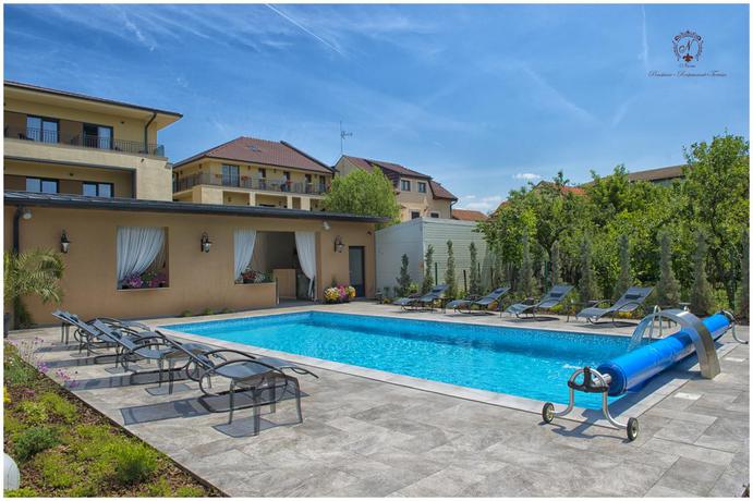 Imagen de la piscina del Hostal Pensiunea Nora Prestige. Foto 11