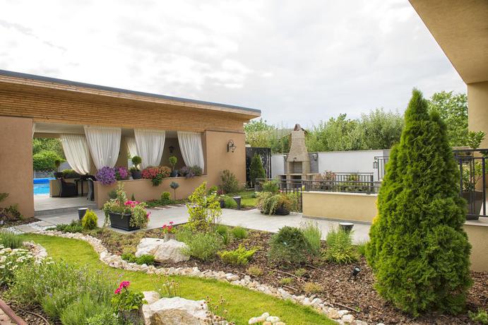 Imagen de los exteriores del Hostal Pensiunea Nora Prestige. Foto 6