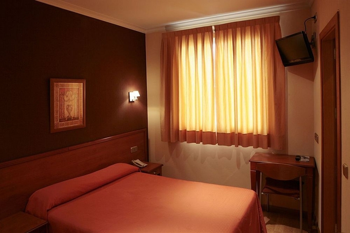 Imagen de la habitación del Hostal Persal, Barrio de las Letras. Foto 1