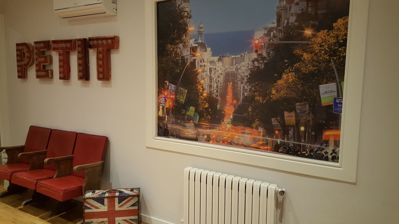 Imagen de los interiores del Hostal Petit Hotel, Sarri&agrave;-Sant Gervasi. Foto 7