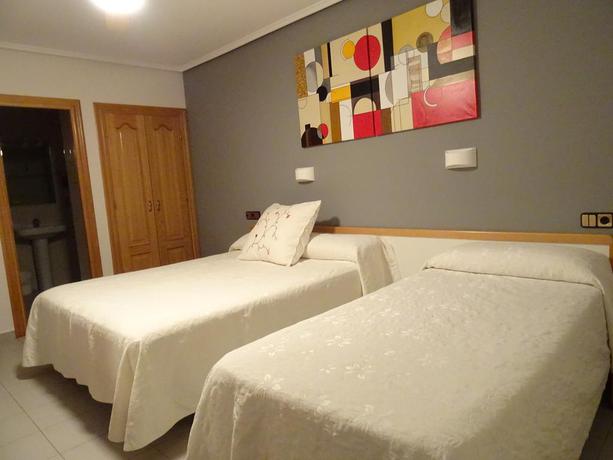 Imagen de la habitación del Hostal Pirineos Ainsa. Foto 7