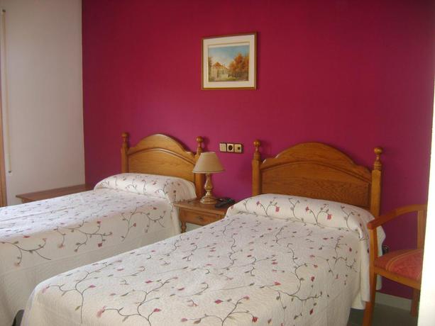 Imagen de la habitación del Hostal Pirineos Ainsa. Foto 9