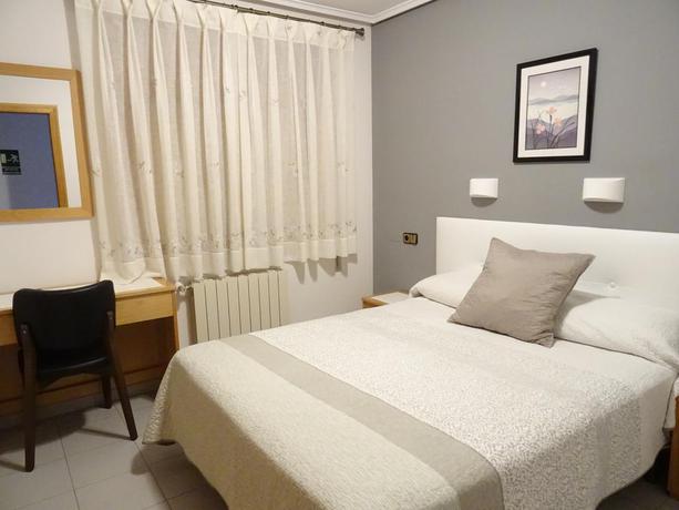 Imagen de la habitación del Hostal Pirineos Ainsa. Foto 10