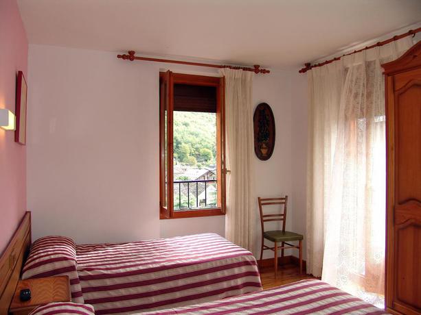 Imagen de la habitación del Hostal Pirineos, Sarvisé. Foto 3