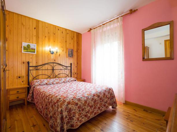 Imagen de la habitación del Hostal Pirineos, Sarvisé. Foto 4