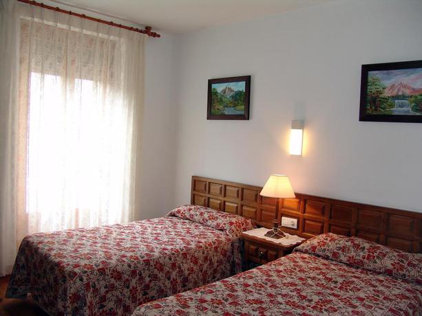 Imagen de la habitación del Hostal Pirineos, Sarvisé. Foto 5