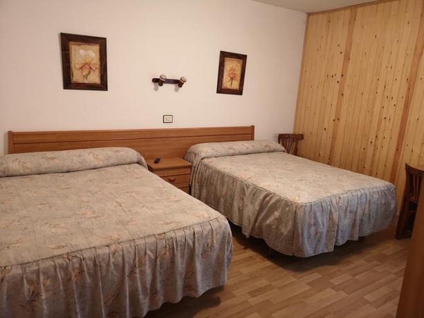 Imagen de la habitación del Hostal Pirineos, Sarvisé. Foto 6