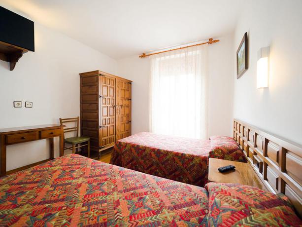 Imagen de la habitación del Hostal Pirineos, Sarvisé. Foto 7