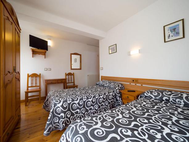 Imagen de la habitación del Hostal Pirineos, Sarvisé. Foto 8