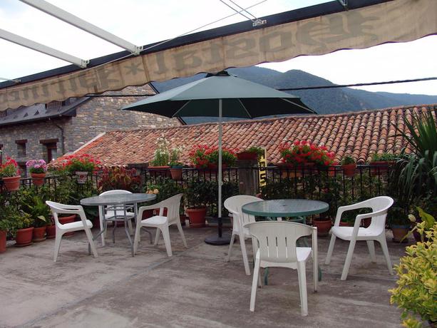 Imagen de los exteriores del Hostal Pirineos, Sarvisé. Foto 9