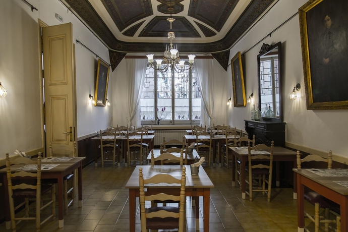 Imagen del bar/restaurante del Hostal Plaja. Foto 4