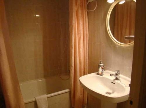 Imagen de la habitación del Hostal Platja. Foto 8