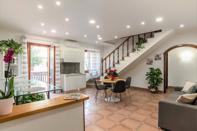 Imagen de los interiores del Hostal Plaza Rooms Ciampino. Foto 17