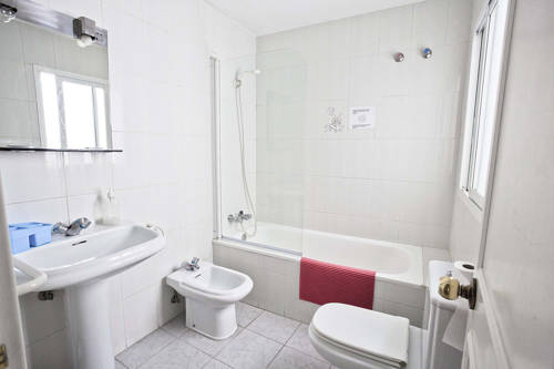 Imagen de la habitación del Hostal Plaza San Pedro. Foto 11