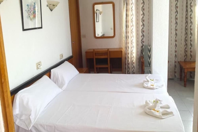 Imagen de la habitación del Hostal Port Corona. Foto 2