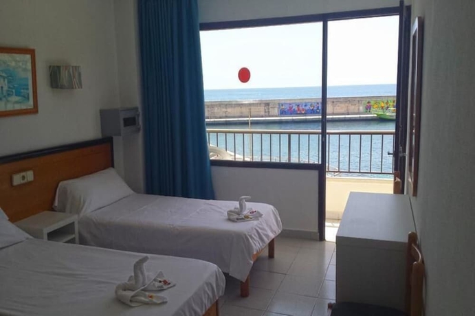 Imagen de la habitación del Hostal Port Corona. Foto 3