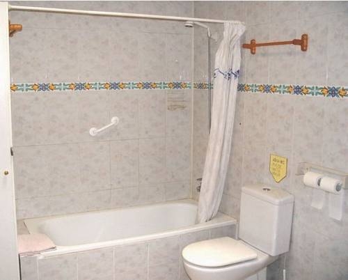 Imagen de la habitación del Hostal Porta De Ferro. Foto 13