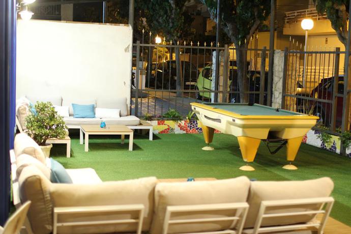 Imagen de los exteriores del Hostal Porto Mar, Salou. Foto 7