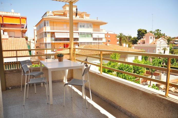 Imagen de los exteriores del Hostal Porto Mar, Salou. Foto 8