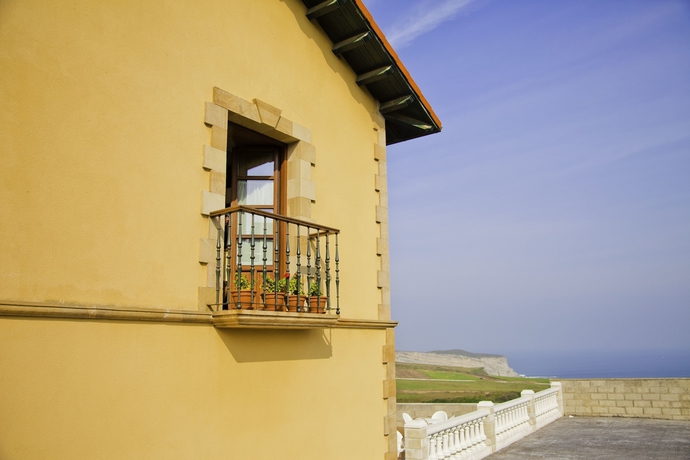 Imagen de los exteriores del Hostal Posada Punta Ballota. Foto 9