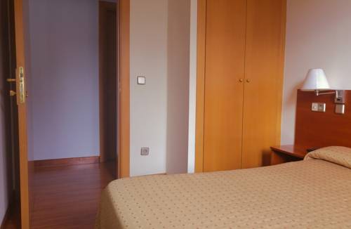 Imagen de la habitación del Hostal Prada Borges. Foto 7
