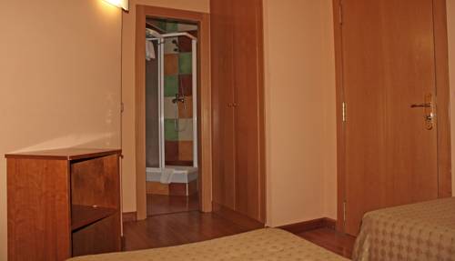 Imagen de la habitación del Hostal Prada Borges. Foto 13