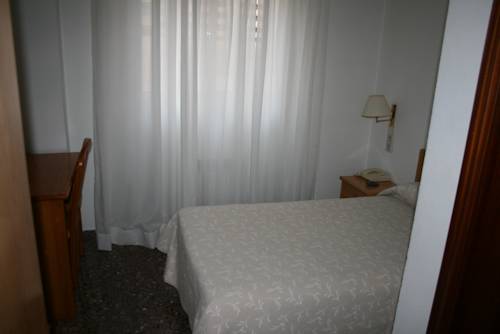 Imagen de la habitación del Hostal Puente De Piedra. Foto 15