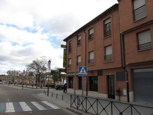 Imagen de los exteriores del Hostal Puerta La Villa. Foto 11