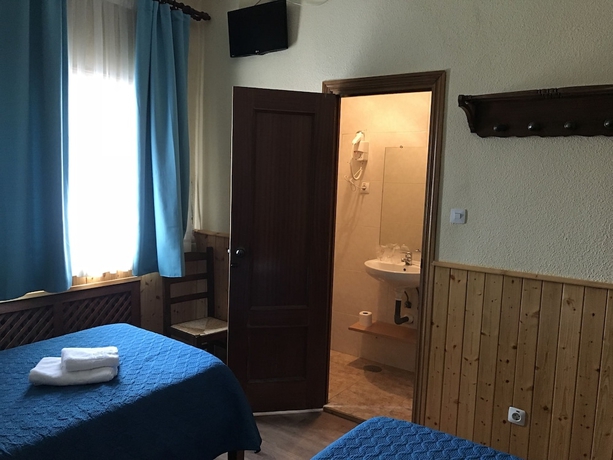Imagen de la habitación del Hostal Puerto, Somosierra. Foto 9